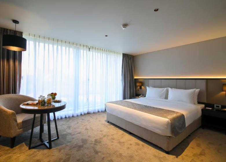 Essentia Premier Hotel Pune Wakad Pimpri-Chinchwad Exteriör bild